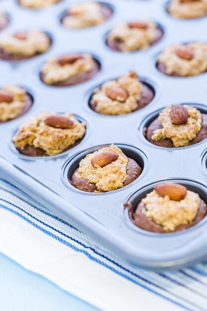 Snacks horneados de chocolate sin gluten con mantequilla de maní y almendra entera.