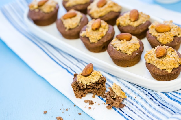 Snacks horneados de chocolate sin gluten con mantequilla de maní y almendra entera.