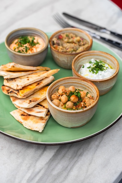 Snacks Hummus mit Sauce Auberginen-Kaviar Tzadziki gesundes und leckeres Essen