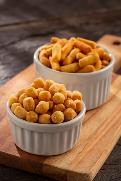 Snacks in Ramekin auf dem Tisch