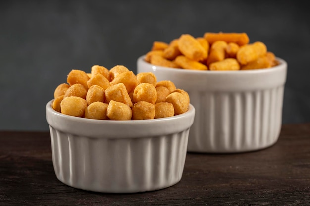 Snacks in Ramekin auf dem Tisch