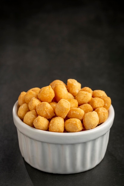 Snacks in Ramekin auf dem Tisch