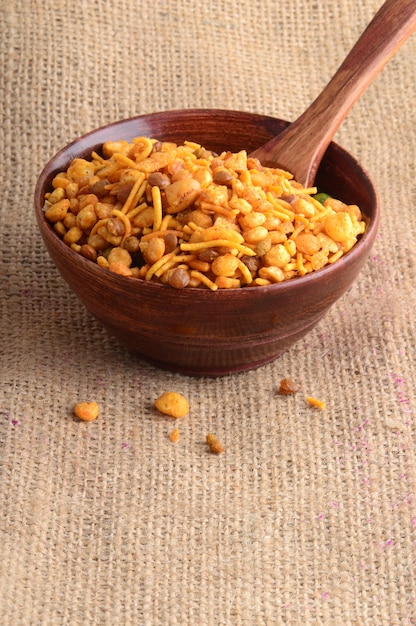 Snacks indios: mezcla (nueces tostadas con sal pimienta, especias, legumbres, guisantes)