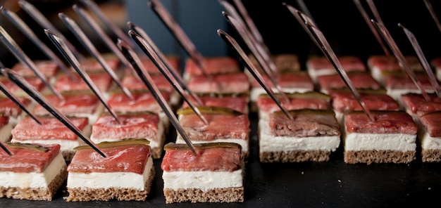 Snacks ligeros canapés con manteca queso carne salsa tomates cherry Snacks para fiestas