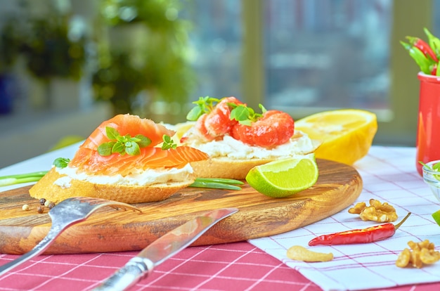 Snacks mit Garnelen, Fisch und Avocado