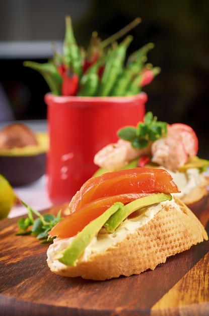 Snacks mit Garnelen, Fisch und Avocado