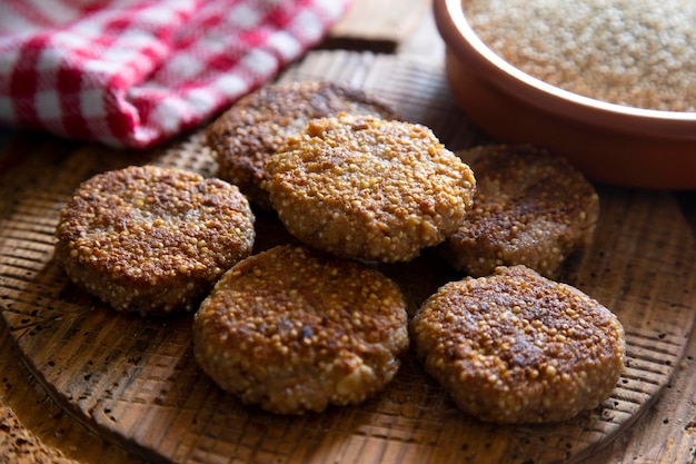 Snacks saludables de croquetas de quinoa con queso