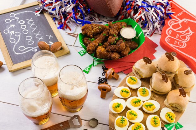 Snacks zum Anschauen eines Fußballspiels. Super Bowl-Tagesparty.