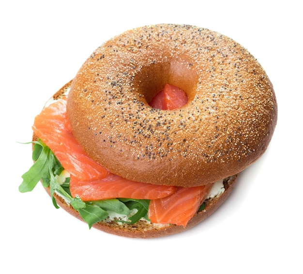 Snadwich de bagel con salmón