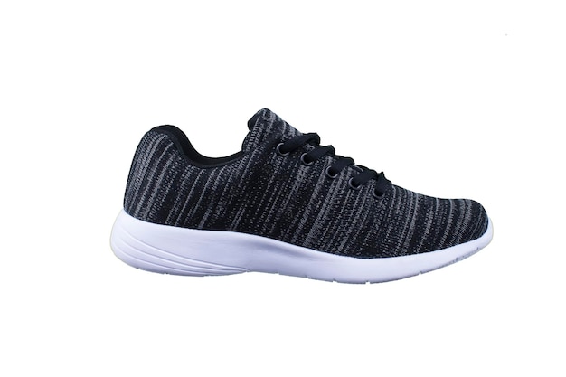 Sneaker gris negro calzado deportivo sobre fondo blanco.