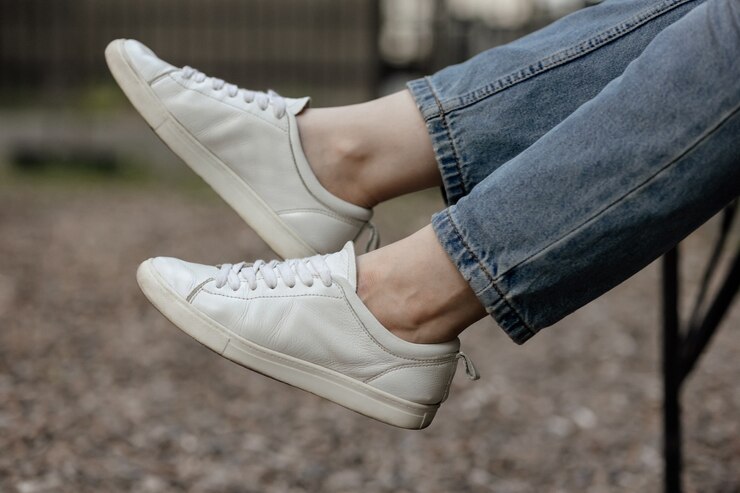Sneaker-Modell. Modische und bequeme weiße Sneakers.