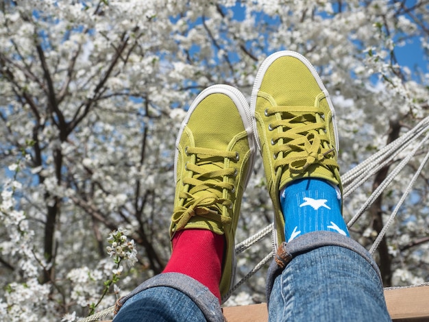 Sneakers à moda e meias coloridas Close-up ao ar livre