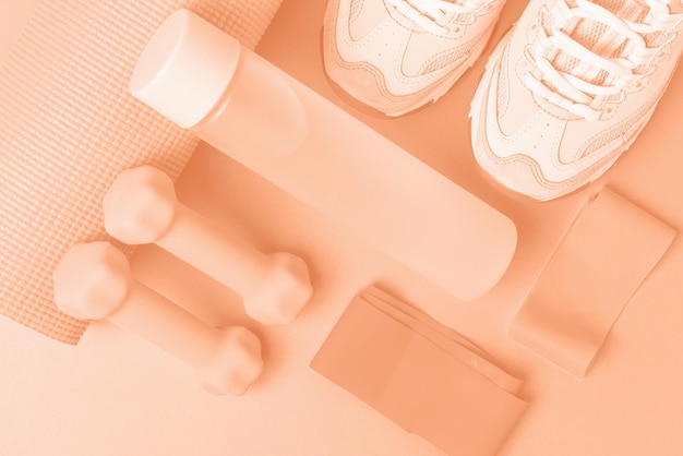 Foto sneakers und sportaccessoires trendfarbe des jahres 2024 peach fuzz