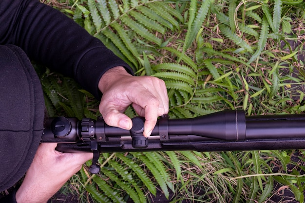 Sniper está ajustando o escopo