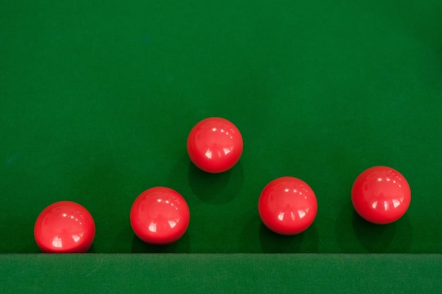 Snooker-Spielfragment Schuss ist bereit für weiße Kugel