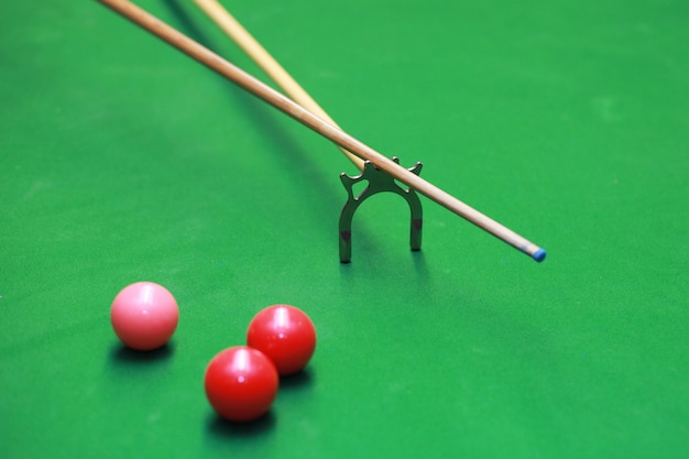 Snooker Tischspieler spielen Indoor-Club Billardtisch