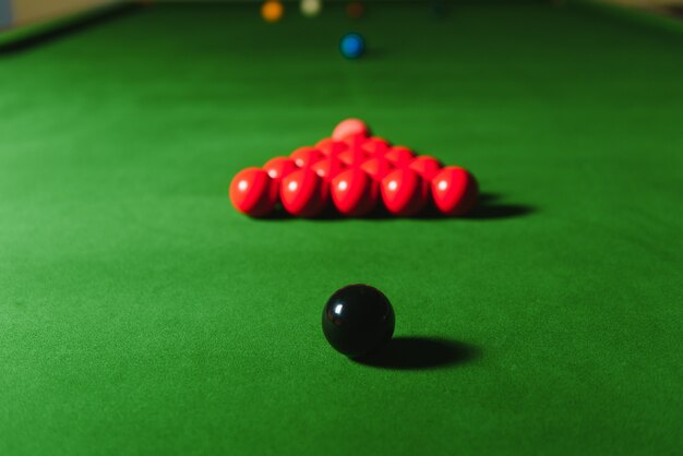 Snookerbälle auf einem grünen Tisch