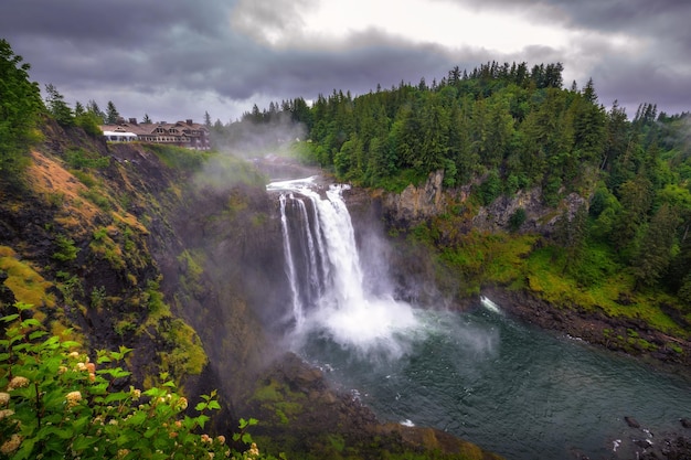 Foto snoqualmie cai com vegetação exuberante e névoa no estado de washington, eua