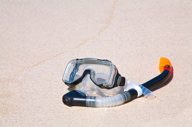 Snorkel e máscara na areia