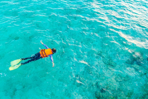 Snorkel en la isla tropical de Maldivas.