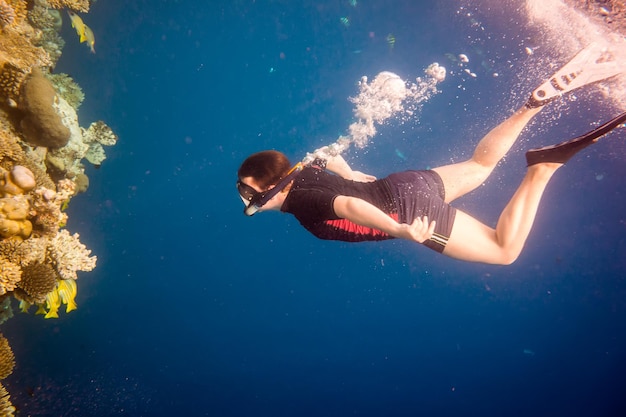 Snorkeler buceo nadando bajo el agua.