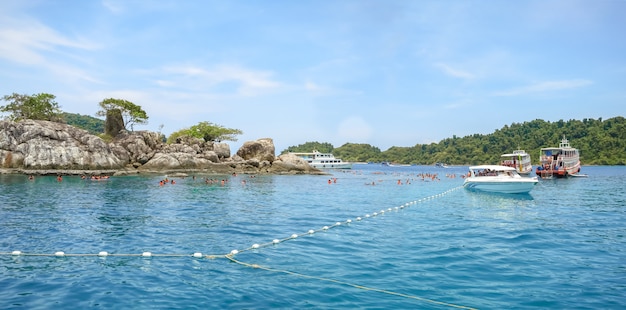 Foto snorkeling em koh yak yai na área de koh chang, tailândia.