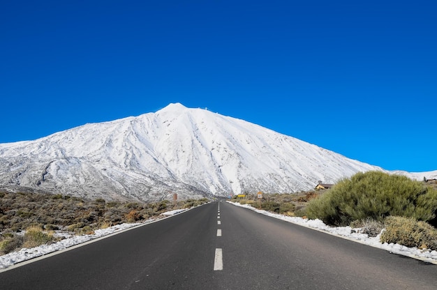 Snow Desert Lonely Road Paisaje en el Parque Nacional Volcán Teide, Tenerife, Islas Canarias, España