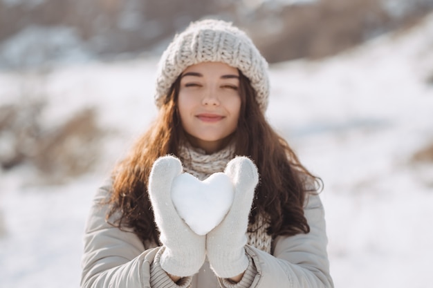 Snow Heart en manos de una mujer