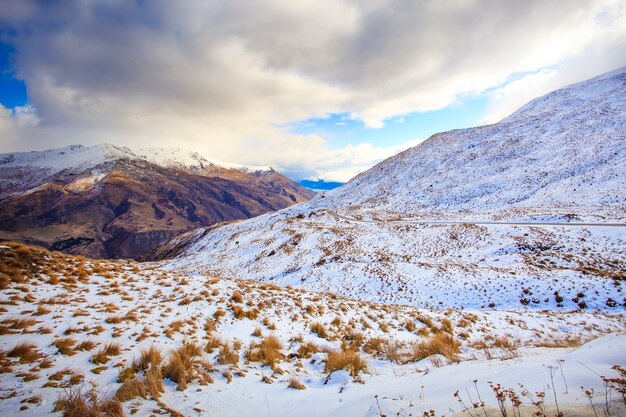 Snow Mountain y Crown Range Road entre la ciudad de Wanaka - Queenstown, Nueva Zelanda