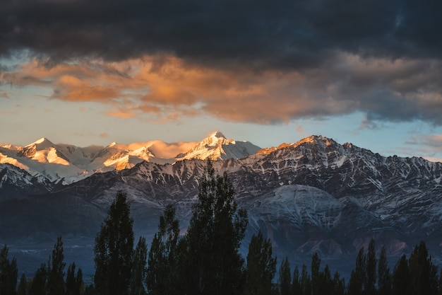 Snow Mountain View do distrito de Leh Ladakh, parte Norther da Índia