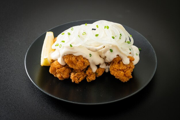 Snow Onion Chicken oder Fried Chicken mit cremiger Zwiebelsauce mit Zitrone auf koreanische Art - Korean Food Style