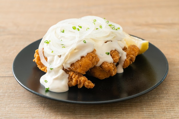 Snow Onion Chicken oder Fried Chicken mit cremiger Zwiebelsauce mit Zitrone auf koreanische Art - Korean Food Style