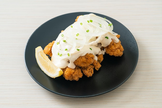 Snow Onion Chicken oder Fried Chicken mit cremiger Zwiebelsauce mit Zitrone auf koreanische Art - Korean Food Style