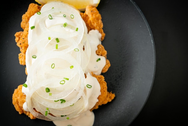 Snow Onion Chicken oder Fried Chicken mit cremiger Zwiebelsauce mit Zitrone im koreanischen Stil - Koreanisches Essen