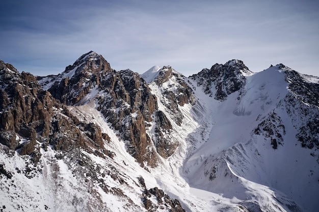 Snow Rocky Mountains mit blauem Himmel in Kasachstan