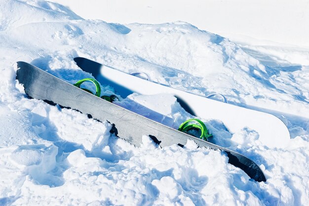 Snowboard em fundo branco de neve. Estância de esqui na geleira de Hintertux no Tirol de Mayrhofen da Áustria, Alpes de inverno. Hintertuxer Gletscher nas montanhas alpinas. Fechar-se. Fundo