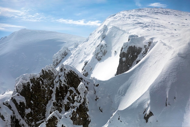 Snowboard nas montanhas nevadas entre rochas inverno freeride esporte radical