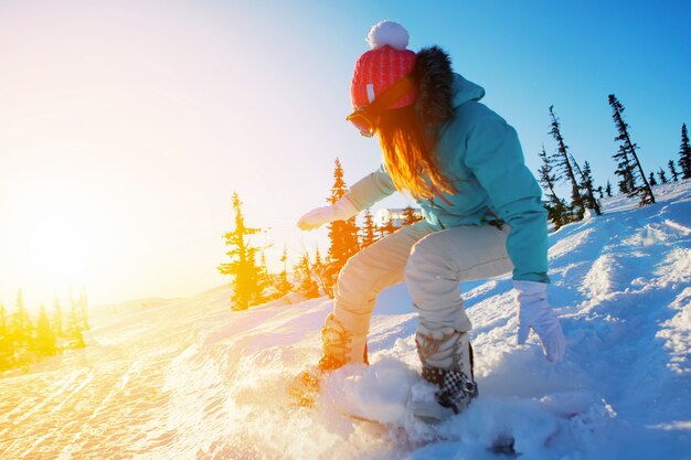 Foto snowboard niña deportes de invierno montaña