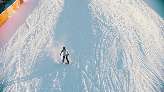 Snowboard una persona patinando por la montaña