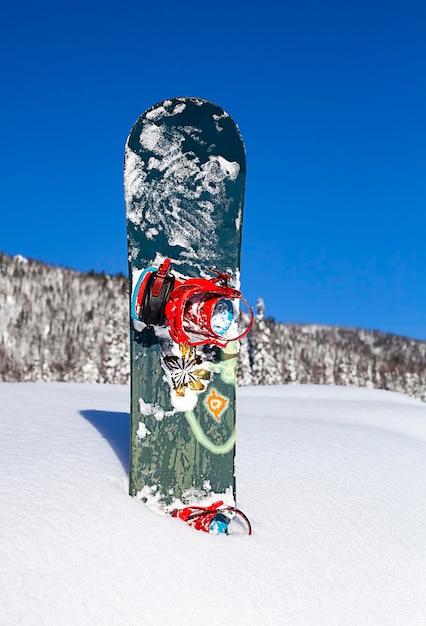 snowboard en un primer plano de ventisquero