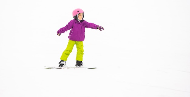 Snowboard Winter Sport. menina aprendendo a fazer snowboard, vestindo roupas quentes de inverno. Fundo de inverno.