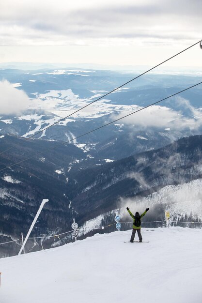 Snowboarder am abhang des berges chopok in der slowakei