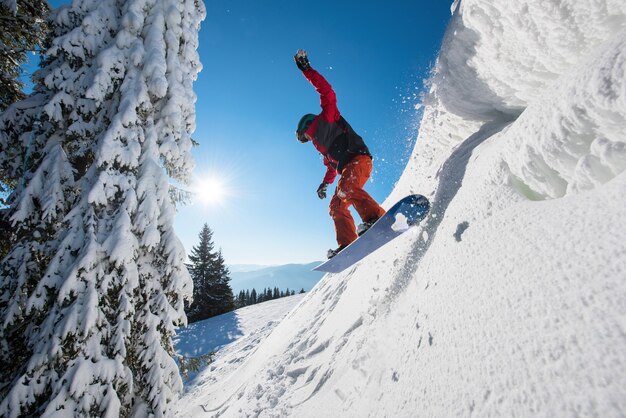 Snowboarder am Hang am Winterabend