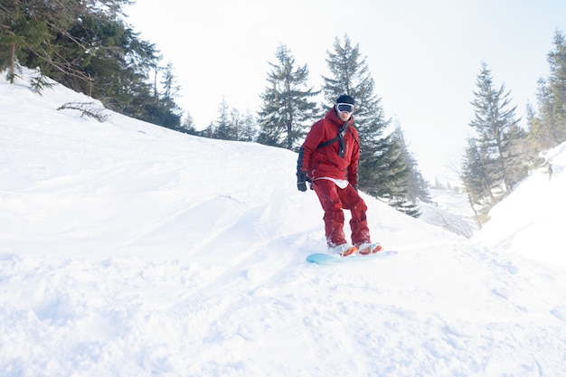 Snowboarder ativo pulando nas montanhas em um dia ensolarado.