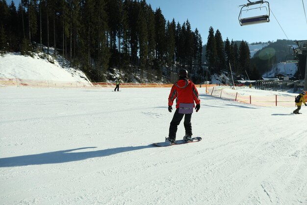 Snowboarder auf der Skipiste an sonnigen Tagen