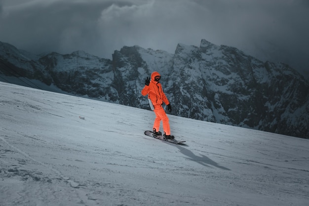 Snowboarder de homem passeios na encosta. estância de esqui. Espaço para texto