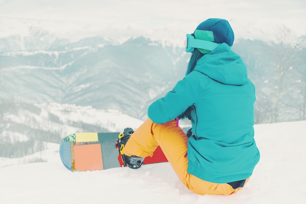 Foto snowboarder, der berge betrachtet