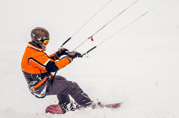 Snowboarder, der einen Drachen reitet