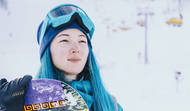 Foto snowboarder der jungen frau auf skiort