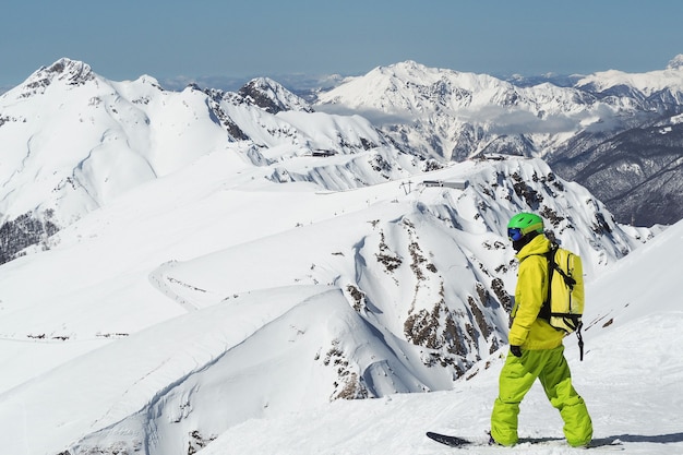 Snowboarder, der von Kaukasus-Aibga-Gebirgskamm in Russland steht